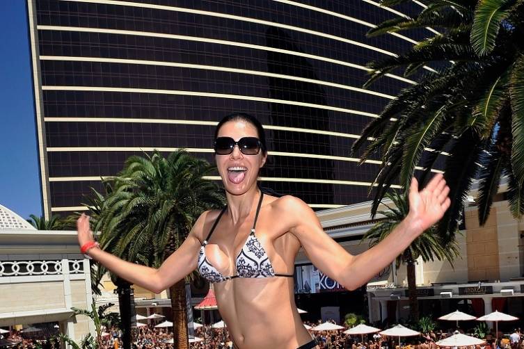 Adrianne Curry Parties At Encore Beach Club In Wynn Las Vegas