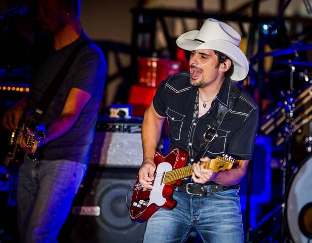 Brad Paisley Plays the Boulevard Pool