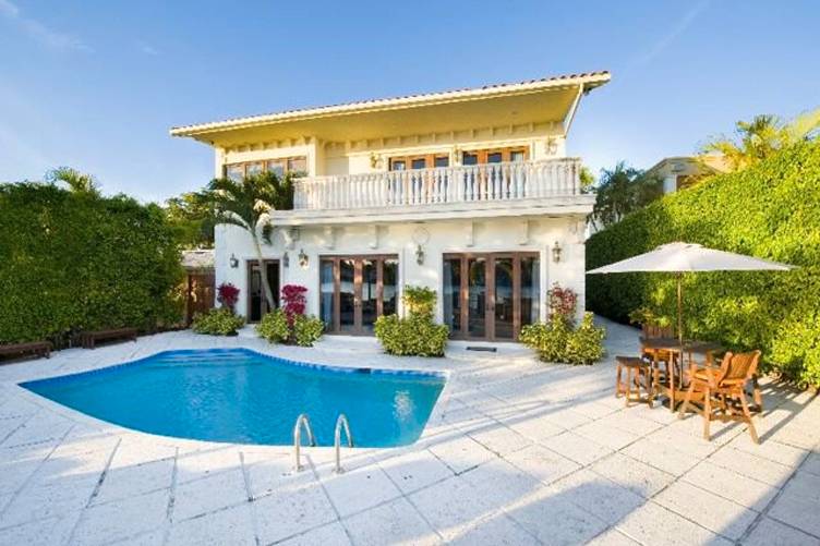 This $5.2 Million Modern Villa in Miami Beach is Rich with Luxuriant Features