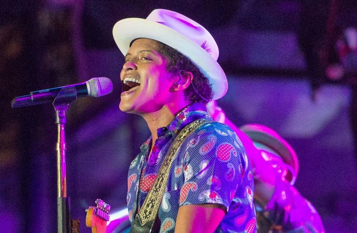 Week in Review: Bruno Mars Draws VIPs to UCSF Benioff Concert, Goldie Hawn is Gorgeous in Green