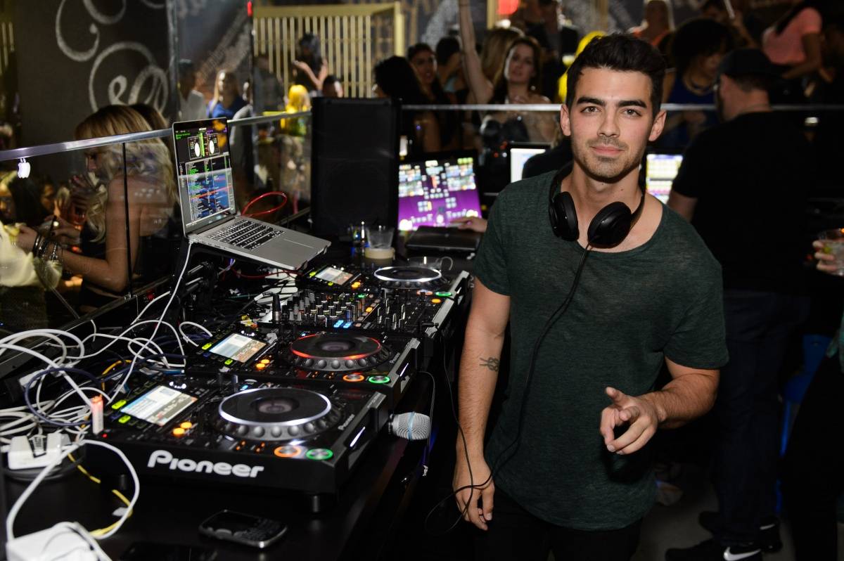 Joe Jonas Makes His Vegas Debut on the Turntables at Foxtail