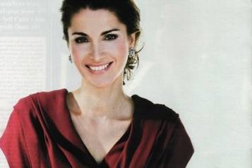 Queen Rania of Jordan wears her rose-cut band in UK Hello Sep 2010