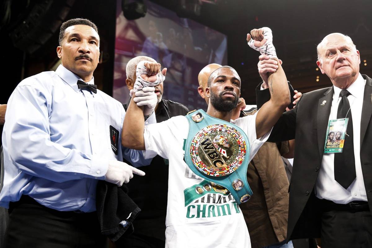 Gary Russell Jr. Knocks Out Jhonny Gonzalez for the Featherweight World Title