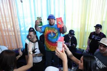 Chumlee proudly shows off girl scout cookies to GBDC crowd