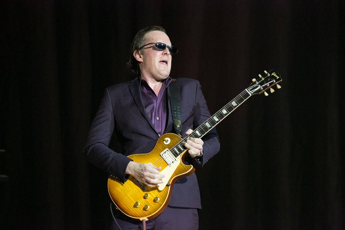 Joe Bonamassa Shreds His Way Through the Pearl