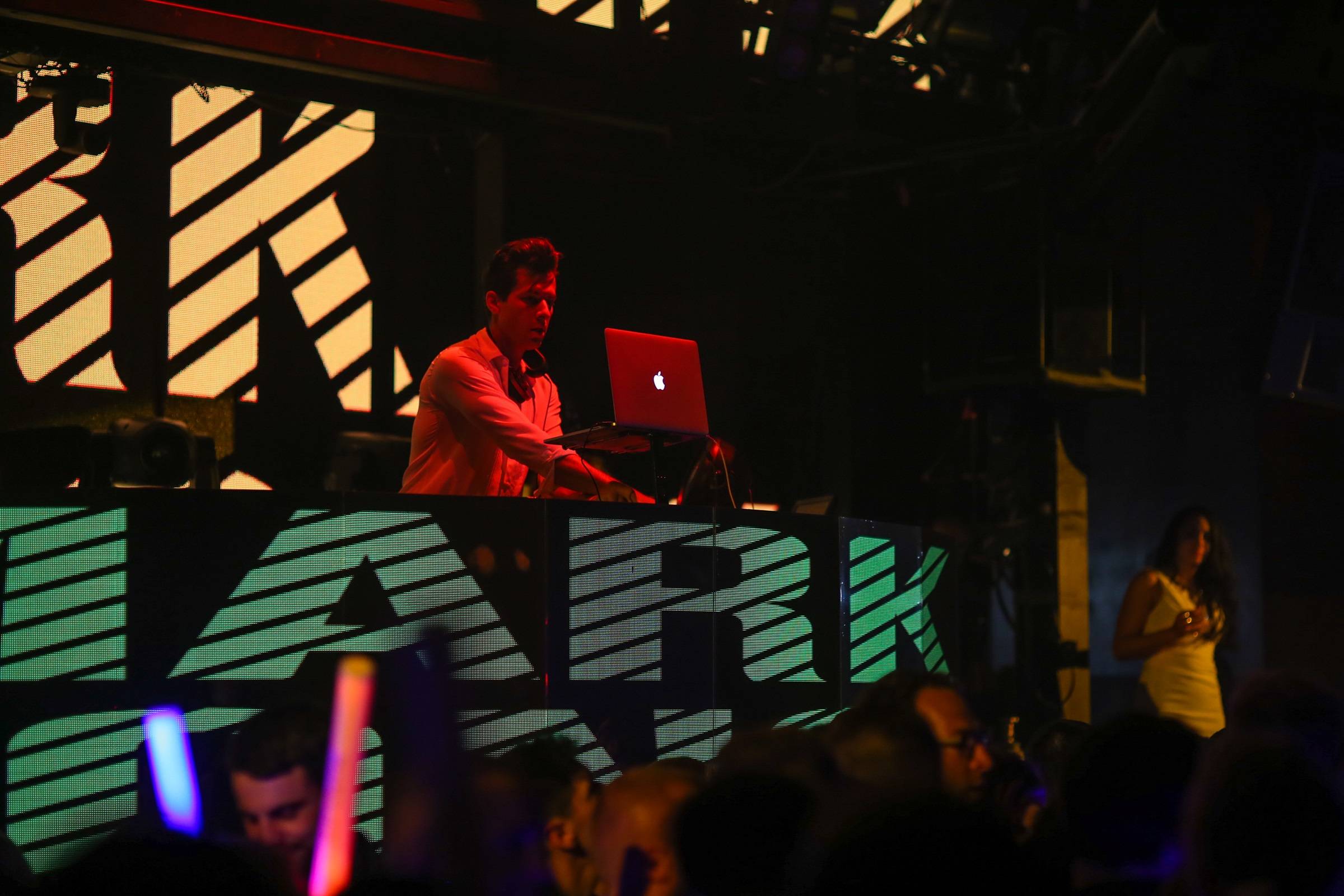 Mark Ronson Takes Over the Turntables at Marquee