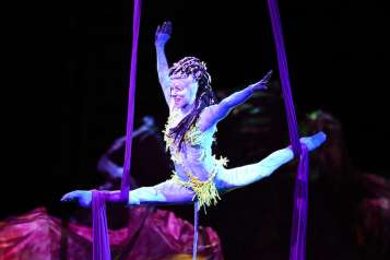 ‘TORUK – The First Flight’ artist performs gravity-defying Tissu act during Las Vegas premiere, Jan. 18, 2017_Al Powers