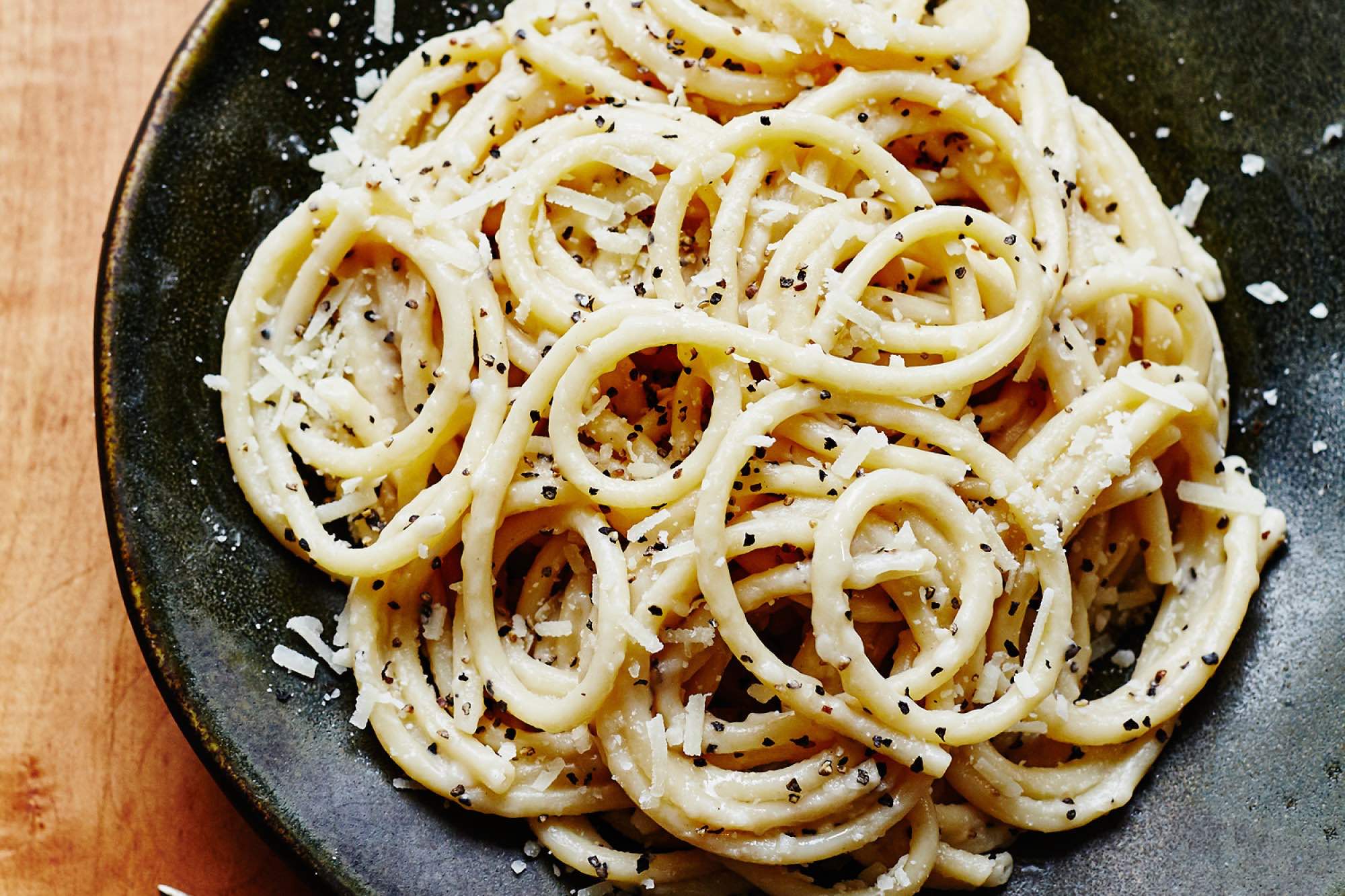 Простой и вкусный рецепт макарон. Букатини Качо Пепе. Паста Cacio e Pepe. Тальолини Качо э Пепе. Спагетти Качо э.