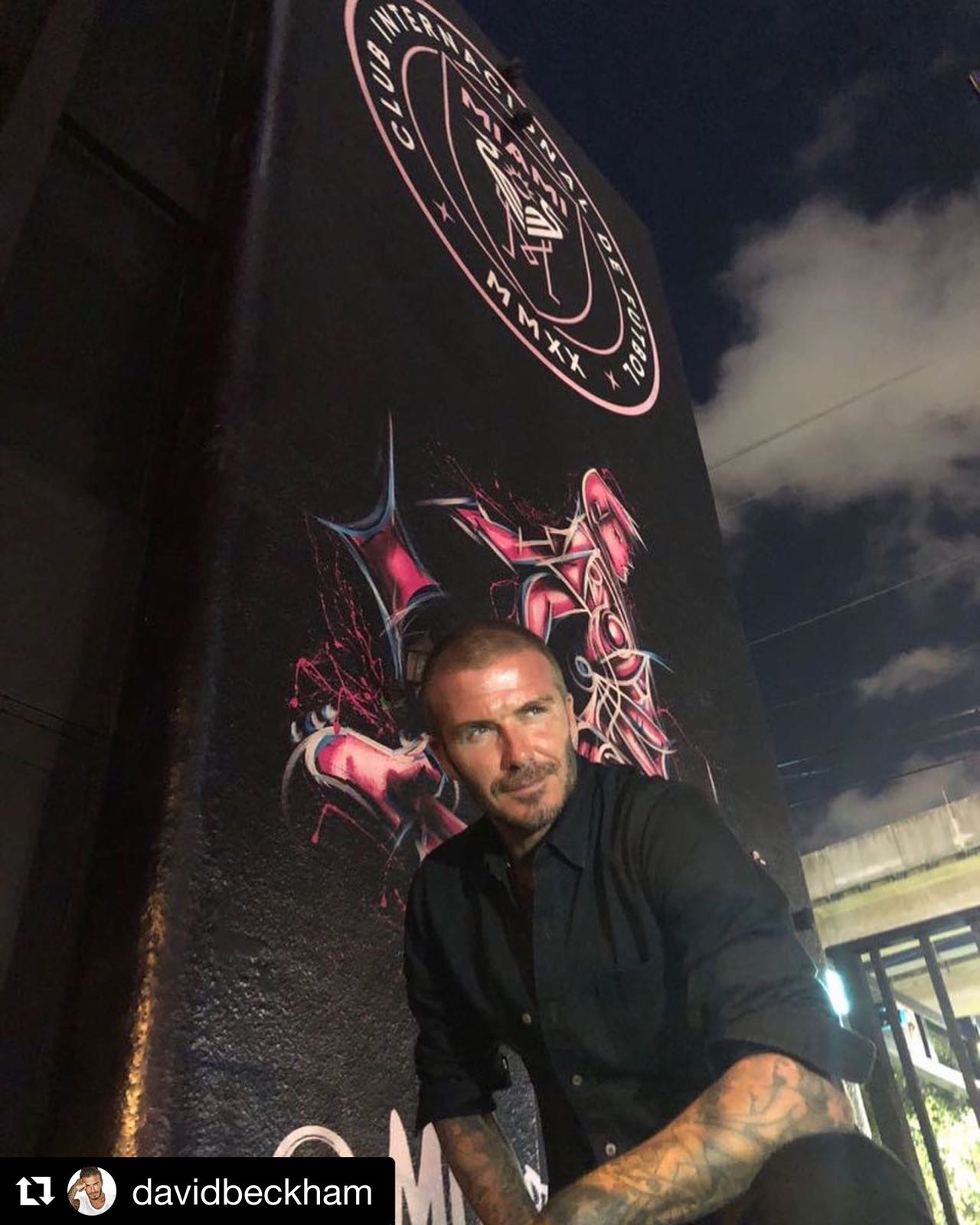 David Beckham in front of the mural designed by artist Alexander Mijares