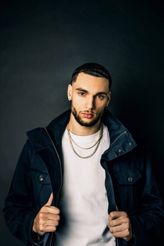 Look: Zach LaVine's hot model girlfriend shows off curves - The