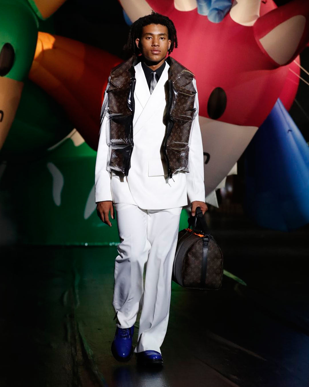 Sem Virgil Abloh, Vuitton desfila coleção masculina. Vem ver ao vivo!
