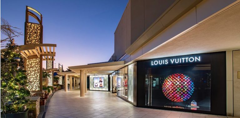 Naples’ Exclusive Luxury Shopping Destination: Waterside Shops