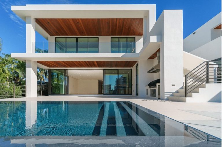 Energy Savings with Curb Appeal: How Luxury Homeowners are Getting Smart with Solar