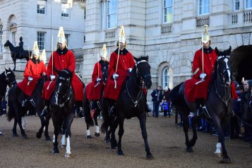 Guards-at-Buckingham-Palace-scaled