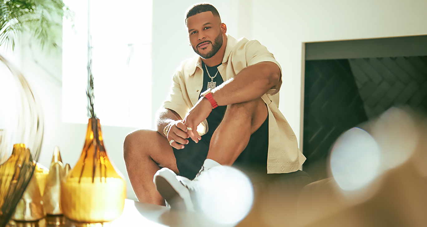 Aaron Donald shows off his physique ahead of Super Bowl Opening Night / X