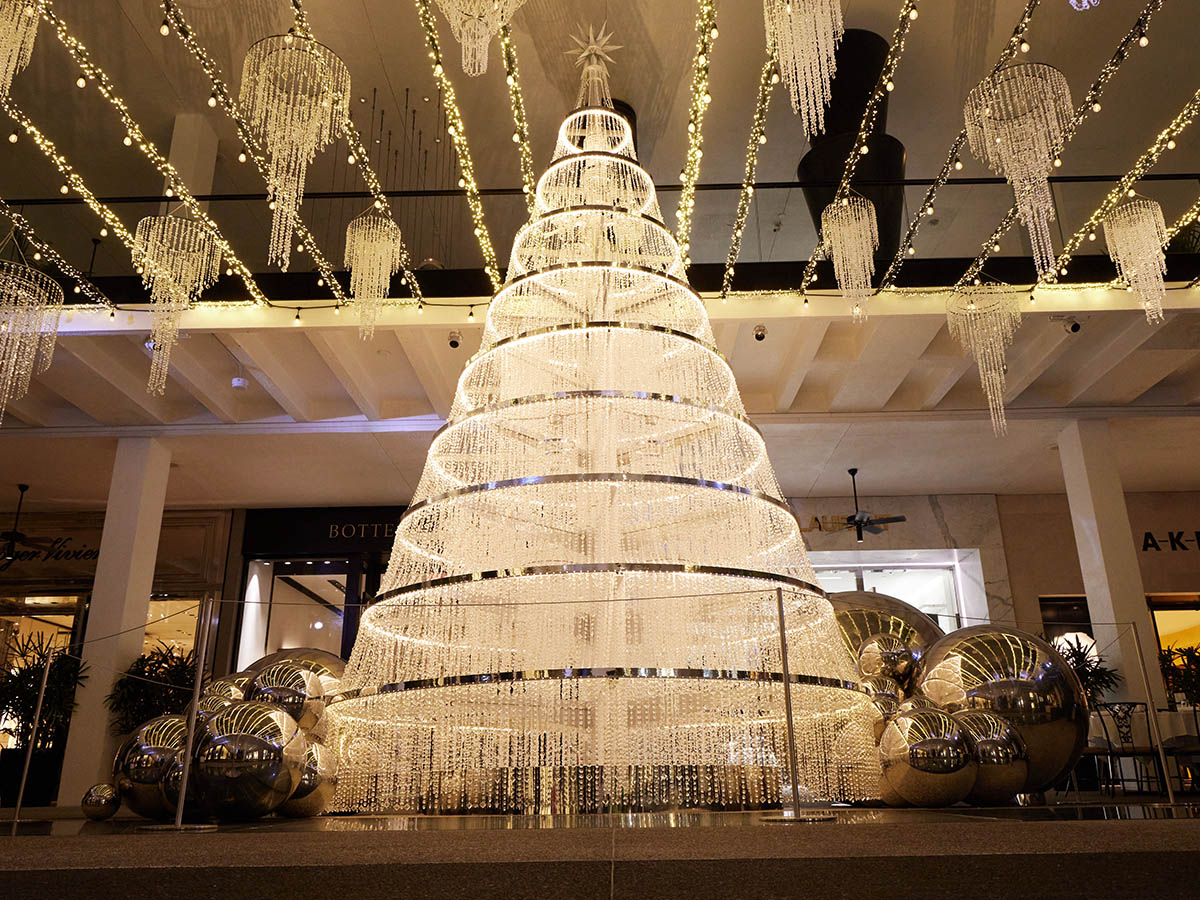 Colin Cowie Unveils Stunning Crystal Holiday Display At Bal Harbour Shops