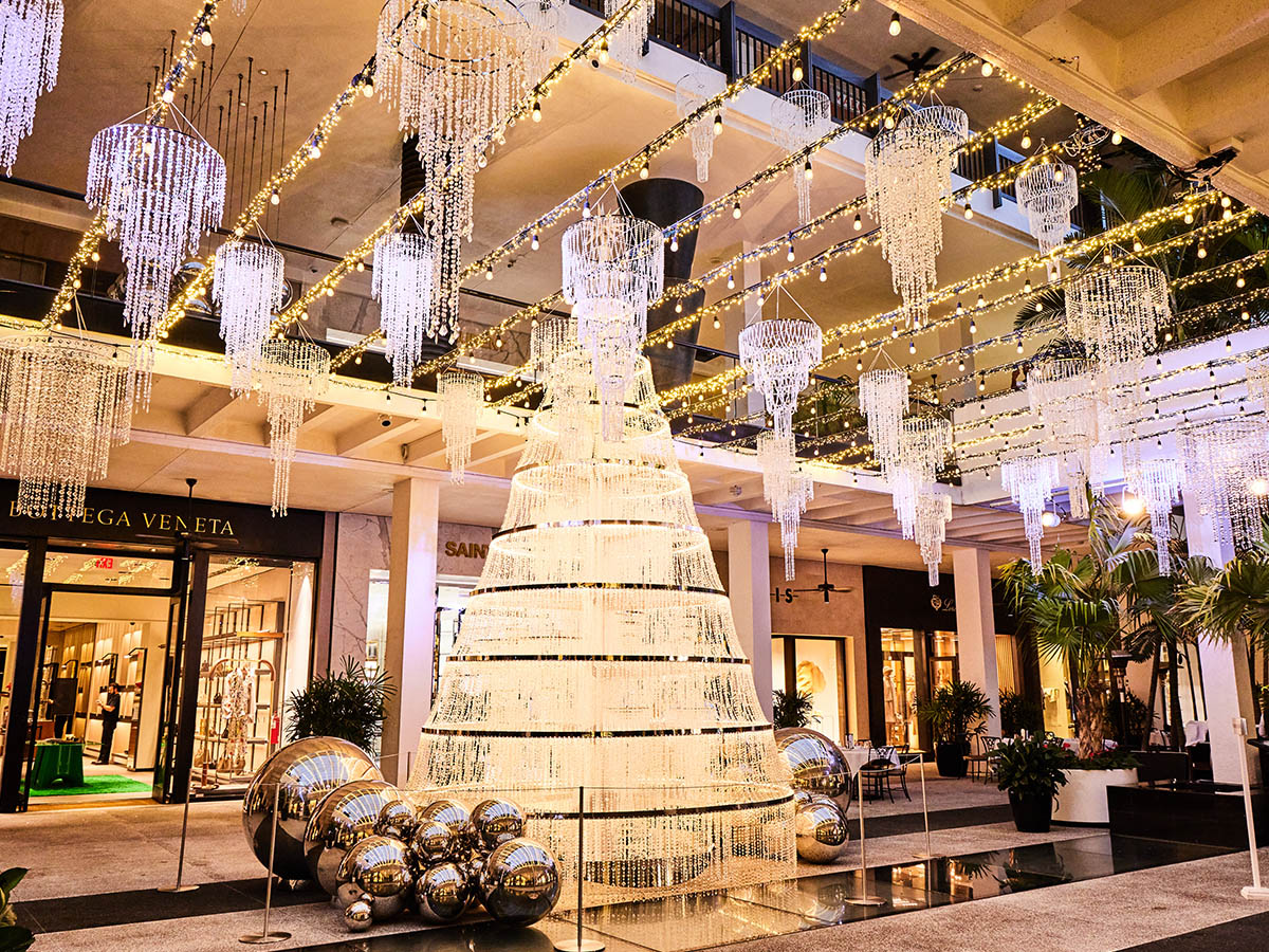 Colin Cowie Unveils Stunning Crystal Holiday Display At Bal Harbour Shops 