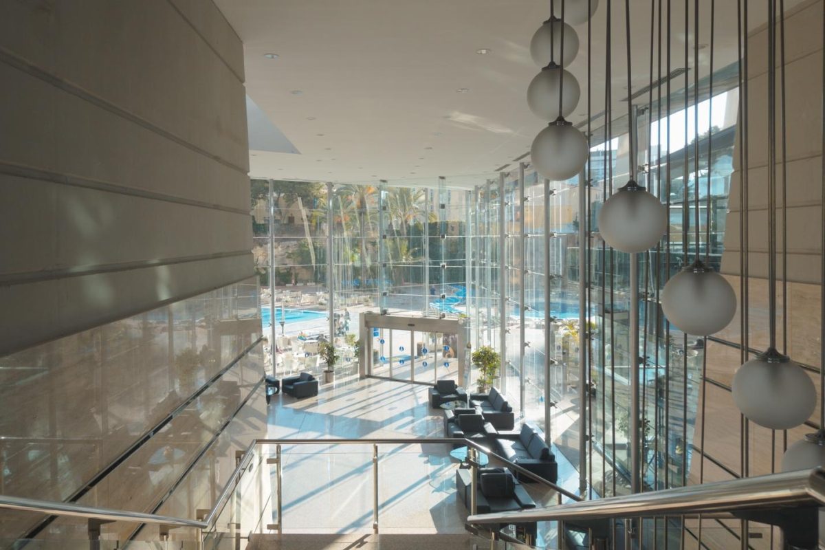 Deconstructing Failures of Luxury Hospitality