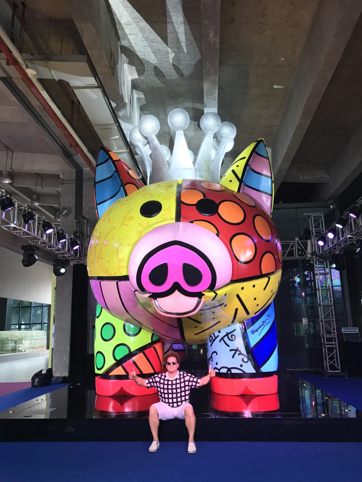 Royal Pig, 2017, monumental Romero Britto sculpture
