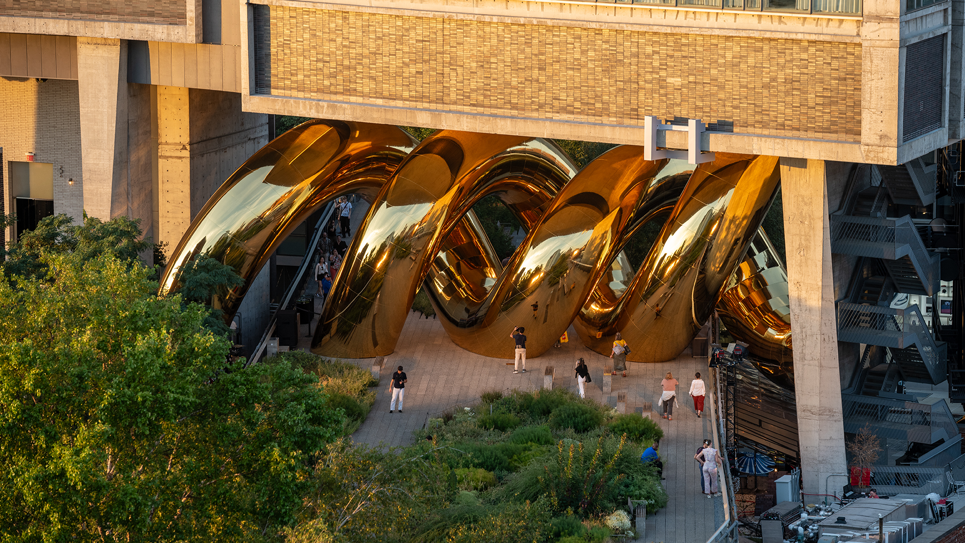 The Bvlgari Serpenti Infinito Arrives in New York With a Golden High Line Installation