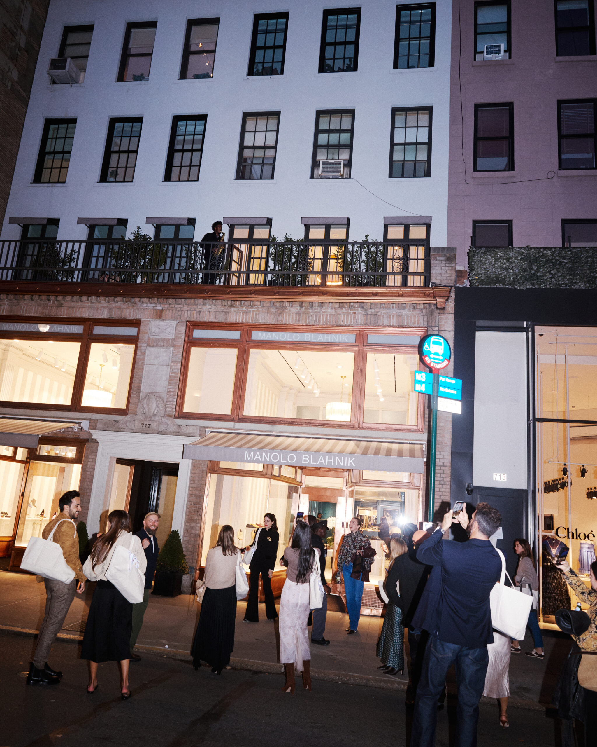 The Hautest Walking Tour: A Chic Ensemble Discovered Manolo Blahnik’s New York Map (photo 3)