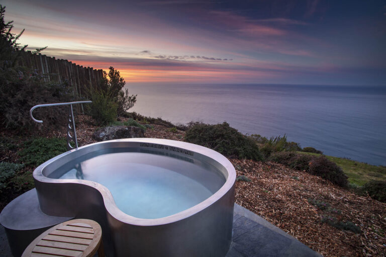 The Taj Mahal From Your Bathtub? The 16 Hotel Baths With the Best Views in the World
