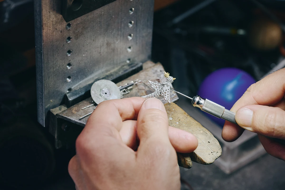 An artisan sets stones on a Bird on a Rock piece at the Tiffany Jewelry Design and Innovation Workshop during Les Journées Particulières 2026